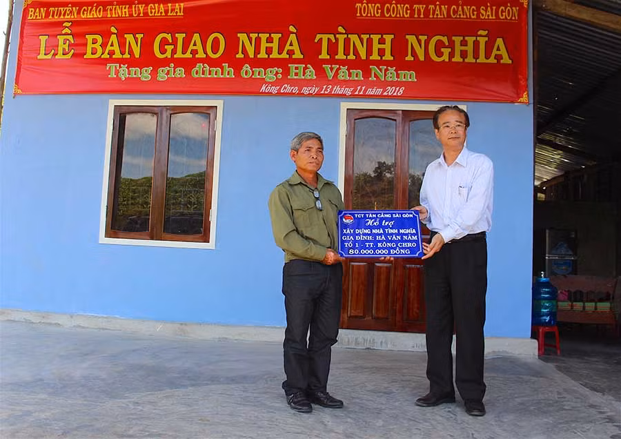  Trưởng Ban Tuyên giáo Tỉnh ủy (bìa phải) thay mặt Tổng Công ty Tân Cảng Sài Gòn bàn giao nhà cho gia đình ông Hà Văn Năm. Ảnh: Hồng Thi