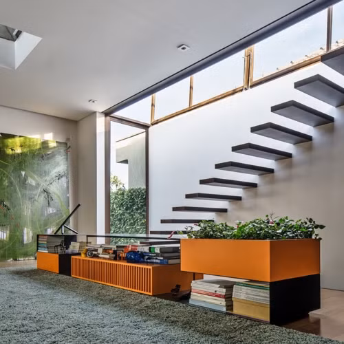  Kệ lưu trữ dùng để trang trí, đựng sách và trồng cây.