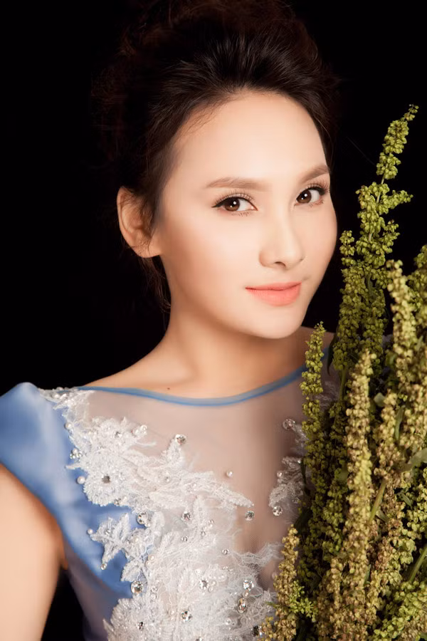 Bộ ảnh được thực hiện bởi stylist Tân Đà Lạt, make-up Dũng Phan.