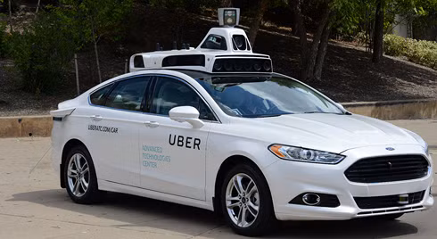 Rất nhiều công ty chưa từng tham gia sản xuất xe như: Google, Tesla, Uber, Apple... đều đã lên kế hoạch phát triển xe tự hành.