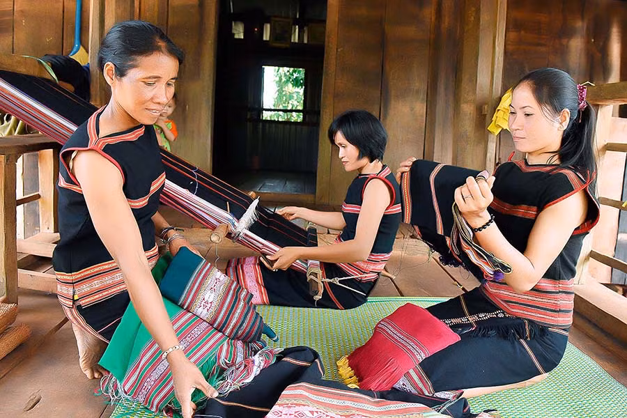 Nghề đan lát ở xã Ia Pết (huyện Đak Đoa) hiện đang gặp khó khi nguồn nguyên liệu ngày một khan hiếm. Ảnh: Phương Linh