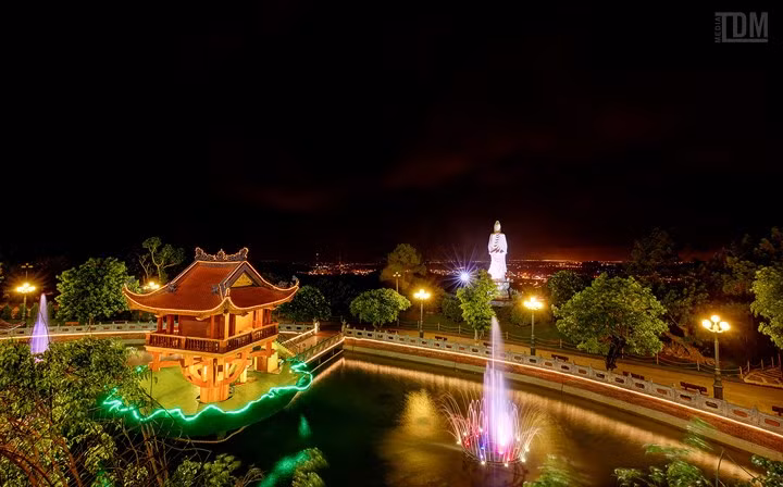  Tam quan nội được thiết kế theo kiểu đình chùa Bắc Bộ, gồm 3 cửa hình vòm (cửa ở giữa lớn nhất). Phía trên 3 cửa là 3 lầu chuông lợp ngói, các góc mái gắn tượng linh vật Long, Lân, Quy, Phụng.
