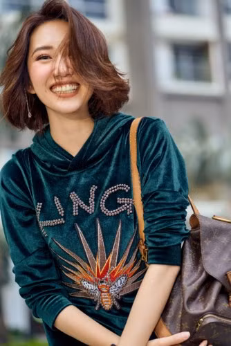Thúy Ngân cho biết: "Mỗi khi xuống phố, Ngân thường thể hiện cách chọn lựa phụ kiện tinh tế để tạo nên tổng thể hài hòa cho từng bộ đồ". Thúy Ngân cho biết: