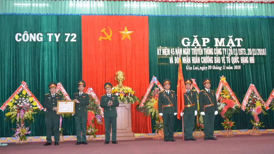 Lãnh đạo Công ty 72 đón nhận Huân chương Bảo vệ Tổ quốc hạng nhì. Ảnh: Vĩnh Hoành