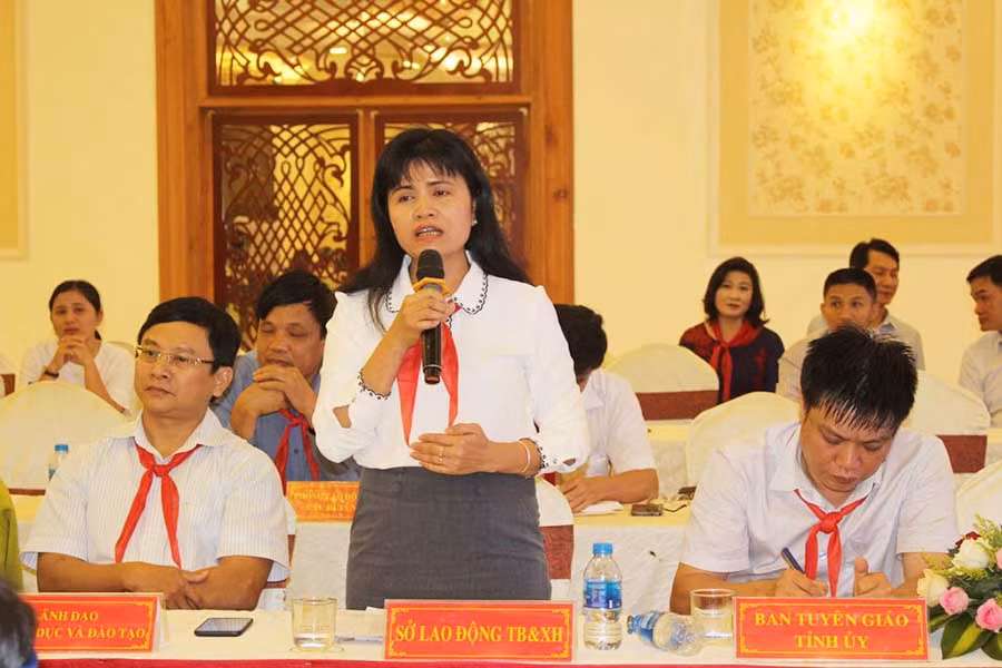  Bà Rcom Sa Duyên-Phó Giám đốc Sở Lao động-Thương binh và Xã hội trả lời câu hỏi của các em học sinh. Ảnh: P.L