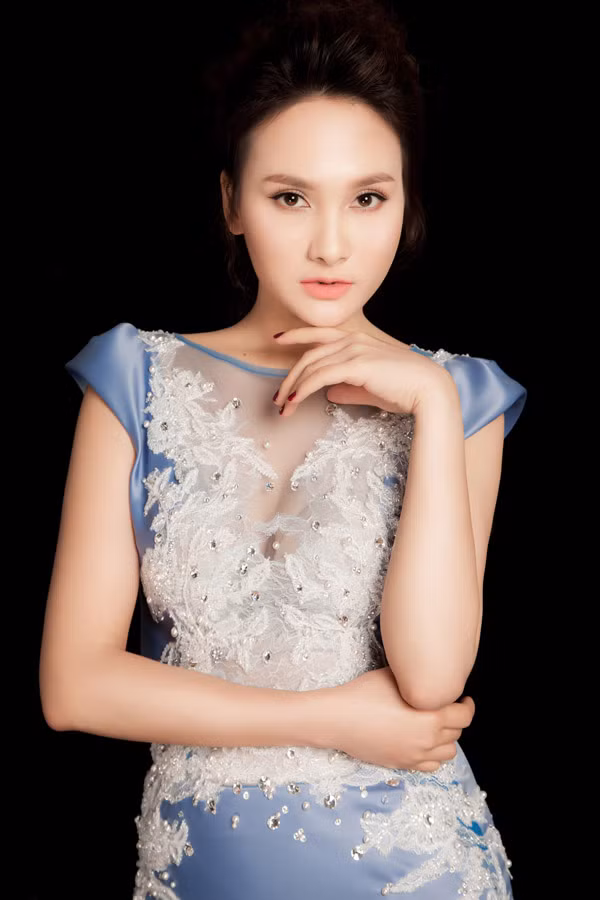 Mặc dù ít làm mẫu ảnh, Bảo Thanh vẫn có thần thái tốt, thể hiện vẻ sang trọng, kiêu sa khi khoác lên người những bộ dạ hội cầu kỳ.