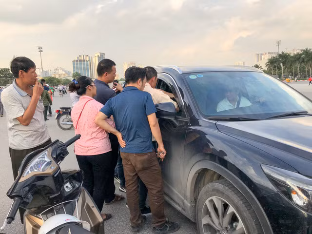 Mỗi khi có ô tô dừng có nhu cầu mua vé, nhiều cò vé áp sát để mời chào.