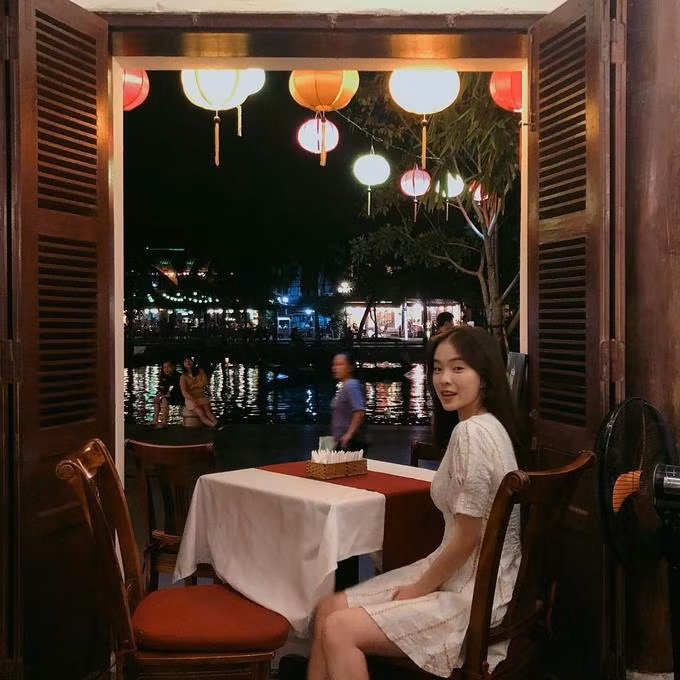  Hot girl sinh năm 1993 tiết lộ cô luôn yêu thích không gian tại Hội An, dạo chơi trong phố cổ và ngồi thuyền thả hoa đăng trên sông Hoài.