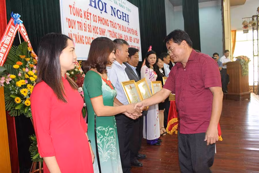 Đồng chí Tống Thới Mốc-Phó Trưởng ban Tuyên giáo Tỉnh ủy trao Bằng khen của Chủ tịch tỉnh cho các cá nhân và tập thể xuất sắc. Ảnh: Nguyễn Giang