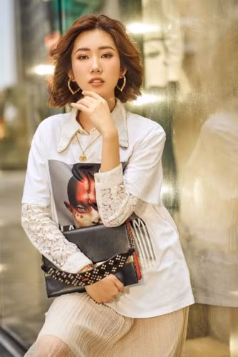 Hân "Gạo nếp gạo tẻ" vừa thực hiện bộ ảnh street style ấn tượng ngay trên đừơng phố Sài Gòn. Hân