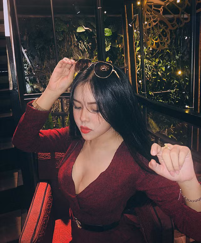 Chỉ còn ít thời gian nữa Hải Nhi sẽ bước vào kì thi quan trọng, cô bạn dự định sẽ thi vào trường ĐH Kinh tế TP. HCM. Để chuẩn bị cho giai đoạn quan này, Nhi đang tích cực học tập để đạt được mục tiêu đã đề ra.