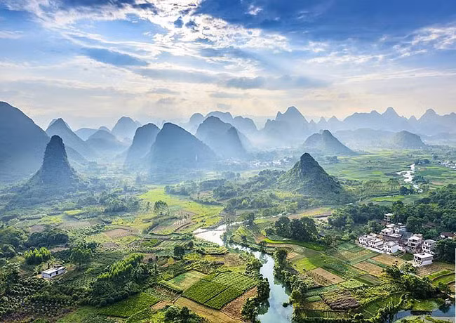  Sông Li chạy vòng quanh dãy núi đá vôi ở Quế Lâm. Người Trung Quốc coi cảnh quan ở Quế Lâm là một trong những cảnh đẹp nhất thế giới.