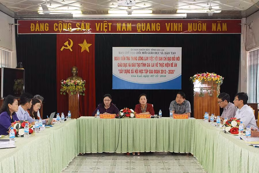  Đoàn kiểm tra Trung ương làm việc với Ban chỉ đạo đổi mới GD-ĐT tỉnh tại Sở GD-ĐT. Ảnh: Nguyễn Giang