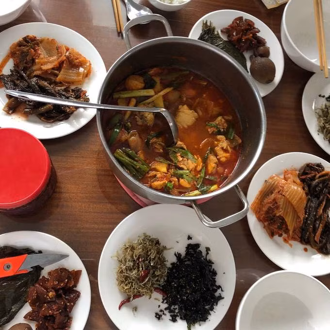 Ha Neul vẫn nấu món ăn Hàn Quốc khi ở Hội An.