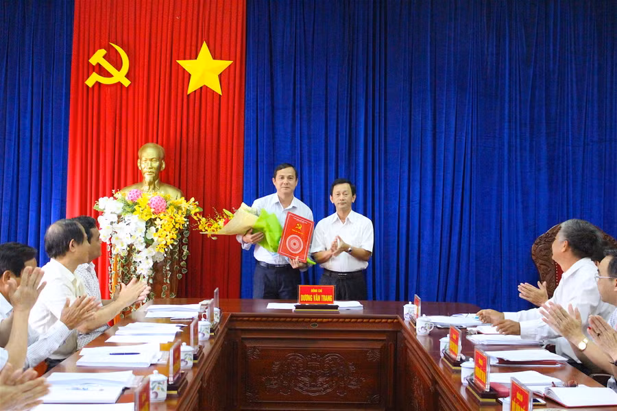 Bí thư Tỉnh ủy trao Quyết định của Ban Bí thư cho đồng chí Võ Thanh Hùng. Ảnh: Hồng Thi Bí thư Tỉnh ủy trao Quyết định của Ban Bí thư cho đồng chí Võ Thanh Hùng. Ảnh: Hồng Thi