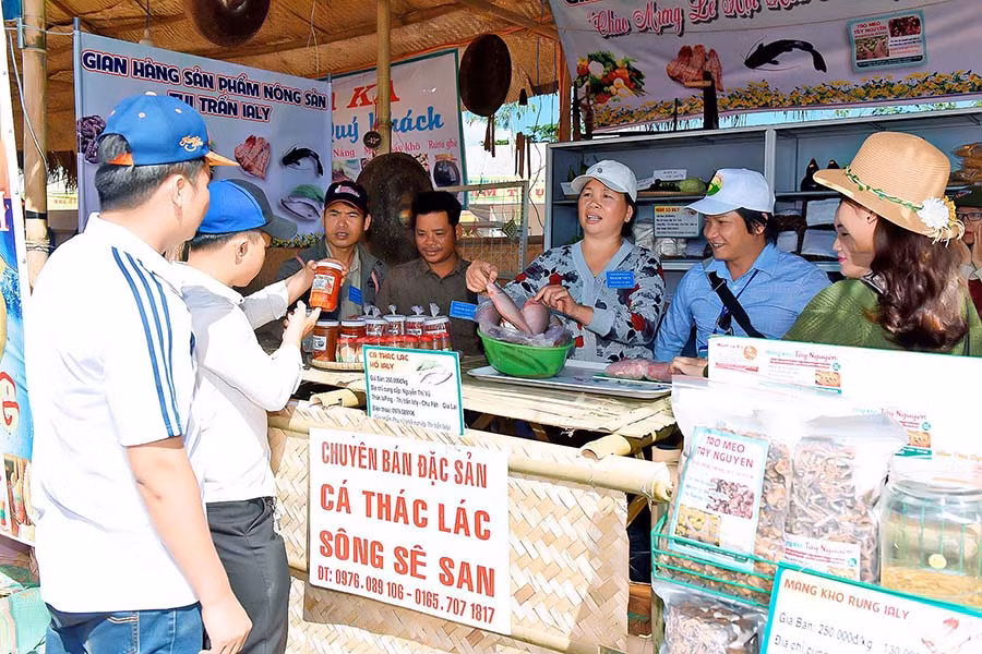 Du khách tham quan, mua sắm ở một gian hàng nông sản địa phương tại lễ hội. Ảnh: đức thụy