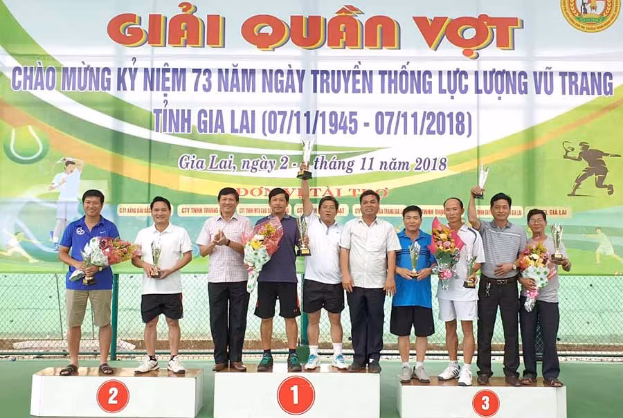 Các VĐV đoạt giải trên bục nhận Cúp. Ảnh: Minh Vỹ