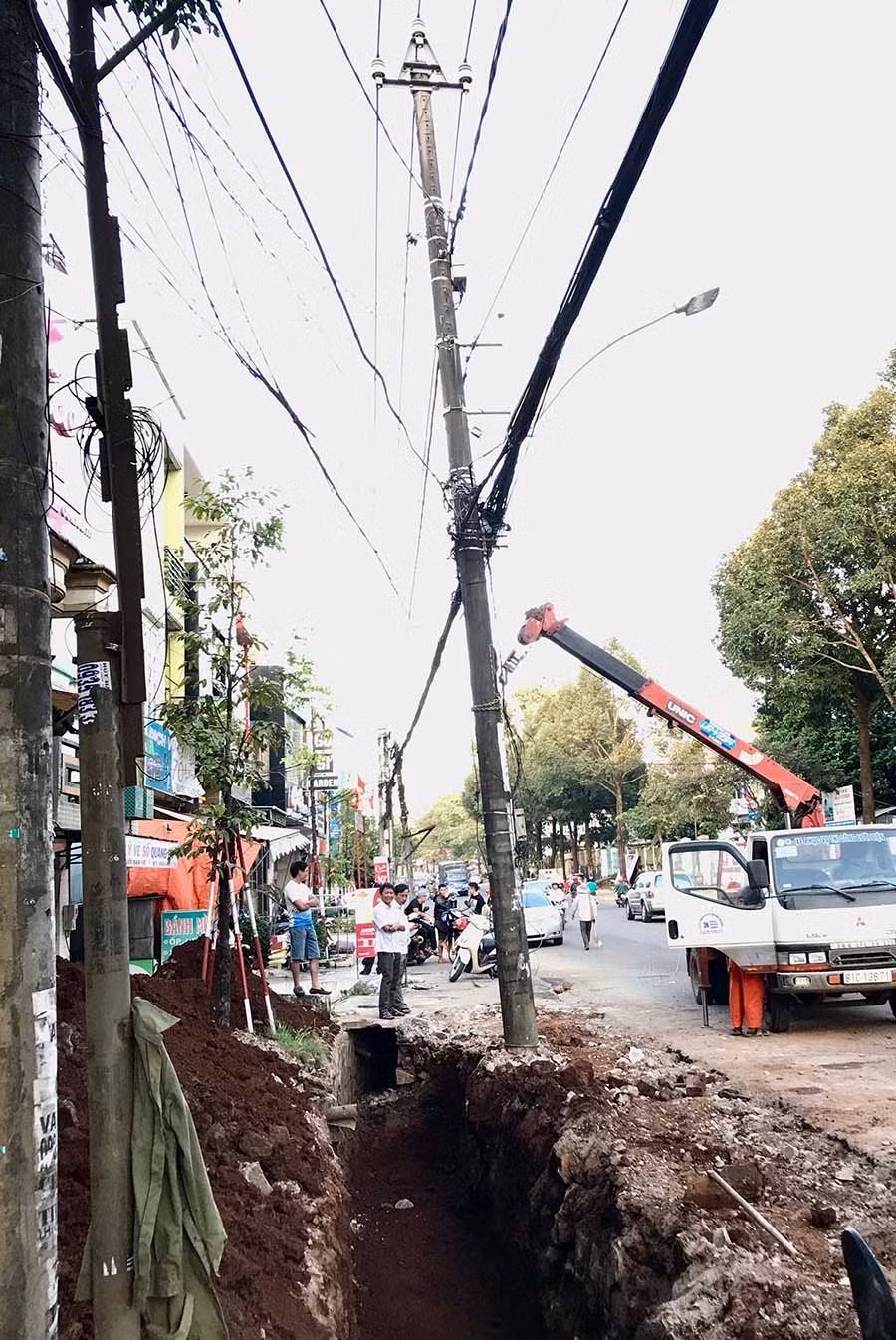  Làm cống tại đường Phan Đình Phùng (TP. Pleiku) nếu không cẩn trọng sẽ dễ gây ảnh hưởng an toàn lưới điện. Ảnh: H.D
