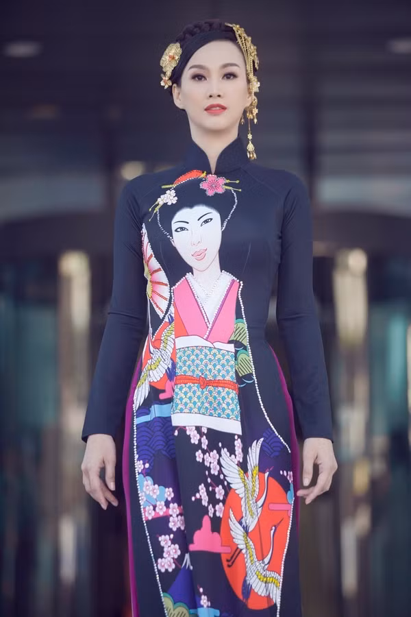Một bộ áo dài có họa tiết lấy cảm hứng từ hình ảnh của các geisha. Paris Vũ (tên thật là Vũ Thị Hồng Phúc) từng diễn thời trang vào thập niên 1990. Sau đó, cô kết hôn và rời sàn diễn.