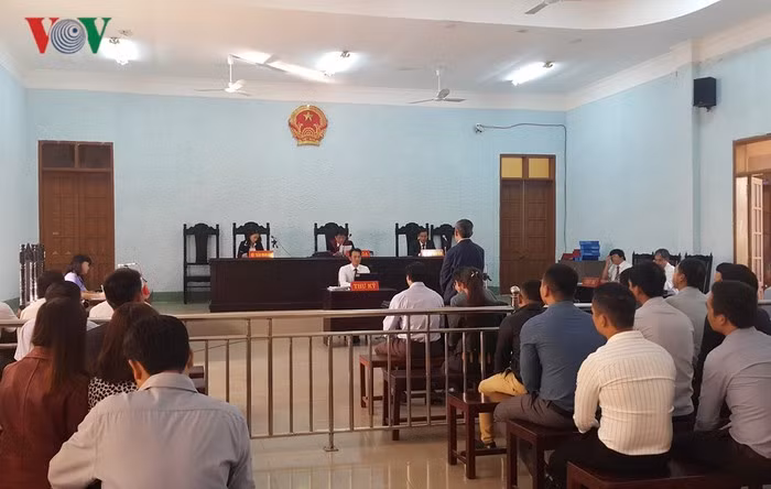 Phiên tòa bị hoãn do vắng mặt nhiều nhân chứng quan trọng.