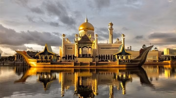 Brunei. Tháng 9 - tháng 1 là mùa ẩm chính. Mọi nơi đều đóng cửa nghỉ ngơi vào lễ Ramadan, khi tất cả người theo đạo Hồi phải nhịn ăn vào lúc bình minh cho đến nhá nhem tối khoảng 1 tháng, nên du khách cần xem xét chuyến đi của mình có rơi vào thời điểm này hay không. Brunei. Tháng 9 - tháng 1 là mùa ẩm chính. Mọi nơi đều đóng cửa nghỉ ngơi vào lễ Ramadan, khi tất cả người theo đạo Hồi phải nhịn ăn vào lúc bình minh cho đến nhá nhem tối khoảng 1 tháng, nên du khách cần xem xét chuyến đi của mình có rơi vào thời điểm này hay không.