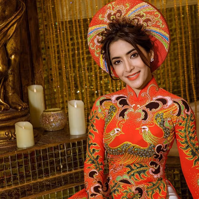  Nhưng trong suốt chiều dài sự nghiệp khá đình đám, cô cũng có một bê bối lớn, đó là việc bị phanh phui yêu chồng một diễn viên đàn chị, làm tình nhân của đại gia vào năm 2011. Scandal này khiến tên tuổi cô bị ảnh hưởng khá nghiêm trọng, bị các đài truyền hình cấm cửa.