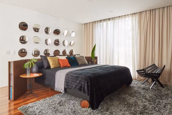 Bức tường đầu phòng ngủ trang trí bằng cách treo các tấm gương lồi.