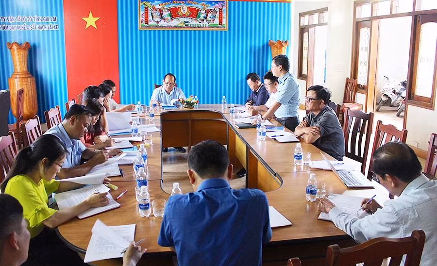 Đại diện lãnh đạo Trung tâm dạy nghề và sát hạch lái xe báo cáo tình hình hoạt động của đơn vị với đoàn khảo sát. Ảnh: Hồng Thi Đại diện lãnh đạo Trung tâm dạy nghề và sát hạch lái xe báo cáo tình hình hoạt động của đơn vị với đoàn khảo sát. Ảnh: Hồng Thi