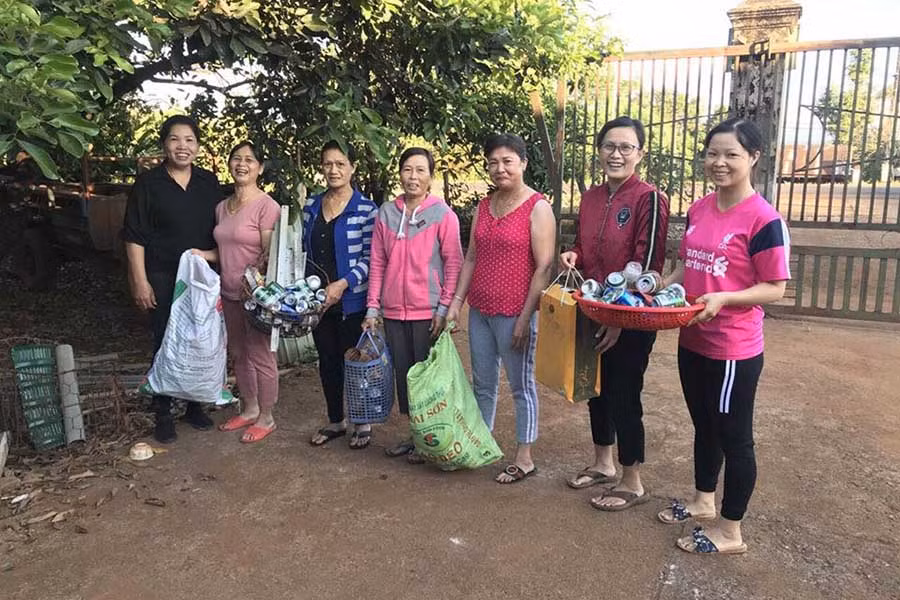  Các thành viên của Câu lạc bộ “Biến rác thành tiền” (thôn Đồng Tâm 2). Ảnh: T.B 
