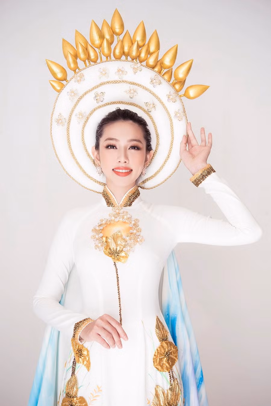 Cùng chiếc mấn lấy chủ đề hoa sen, nhà thiết kế Việt Hùng chia sẻ, hoa sen vàng chiếu sáng lung linh được những người thợ thủ công cần mẫn đắp nối tạo hiệu ứng 3D cùng hàng trăm hạt pha lê đính kết tỉ mỉ. (Ảnh: Mon Trần)