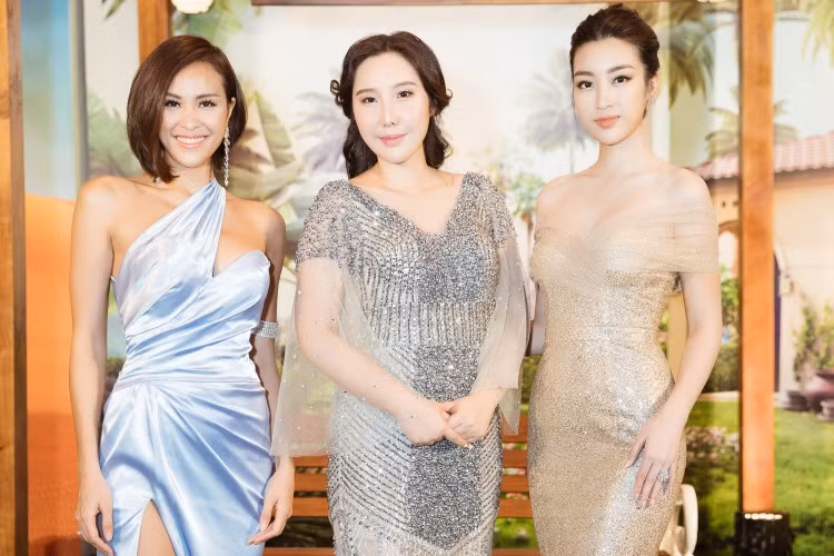Phương Mai chia sẻ, đây là lần hiếm hoi cô có dịp hội ngộ với HHVN 2016. Mặc dù không có cơ hội tiếp xúc nhiều nhưng trong mắt cô, Đỗ Mỹ Linh là cô gái xinh đẹp, duyên dáng, thông minh.