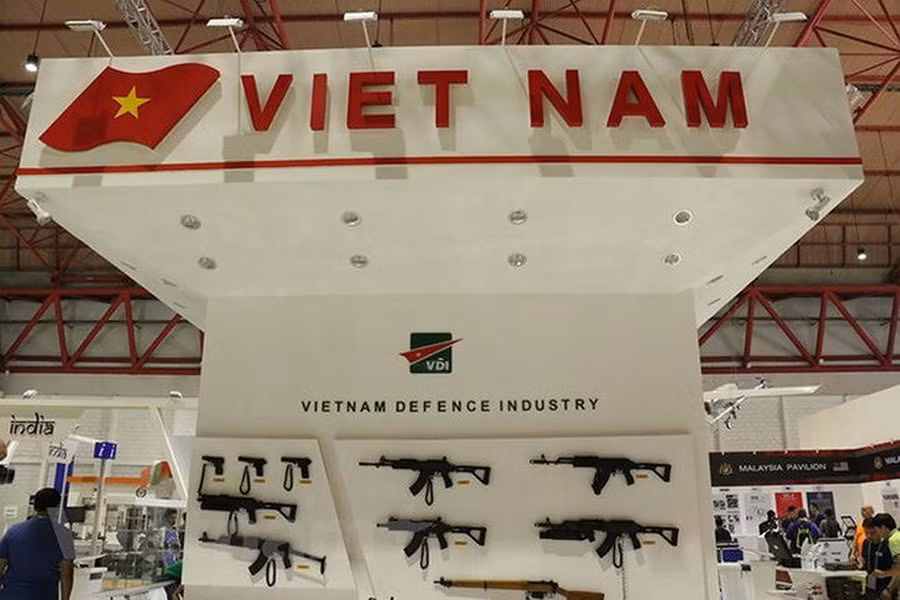 Hình ảnh các khẩu súng do nền công nghiệp quốc phòng Việt Nam sản xuất.
