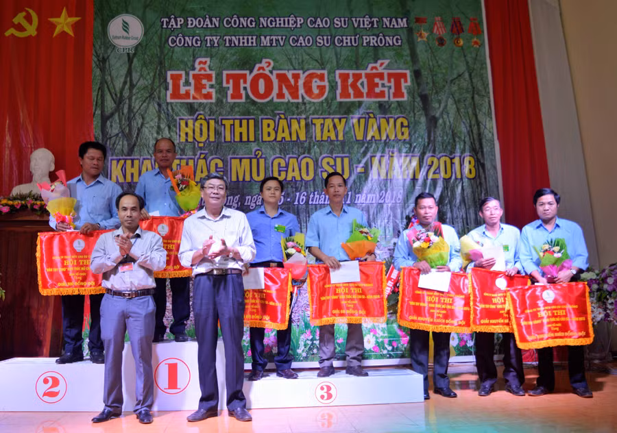 Trao giải tập thể cho các đơn vị đạt thành tích cao tại Hội thi. Ảnh: Đinh Yến