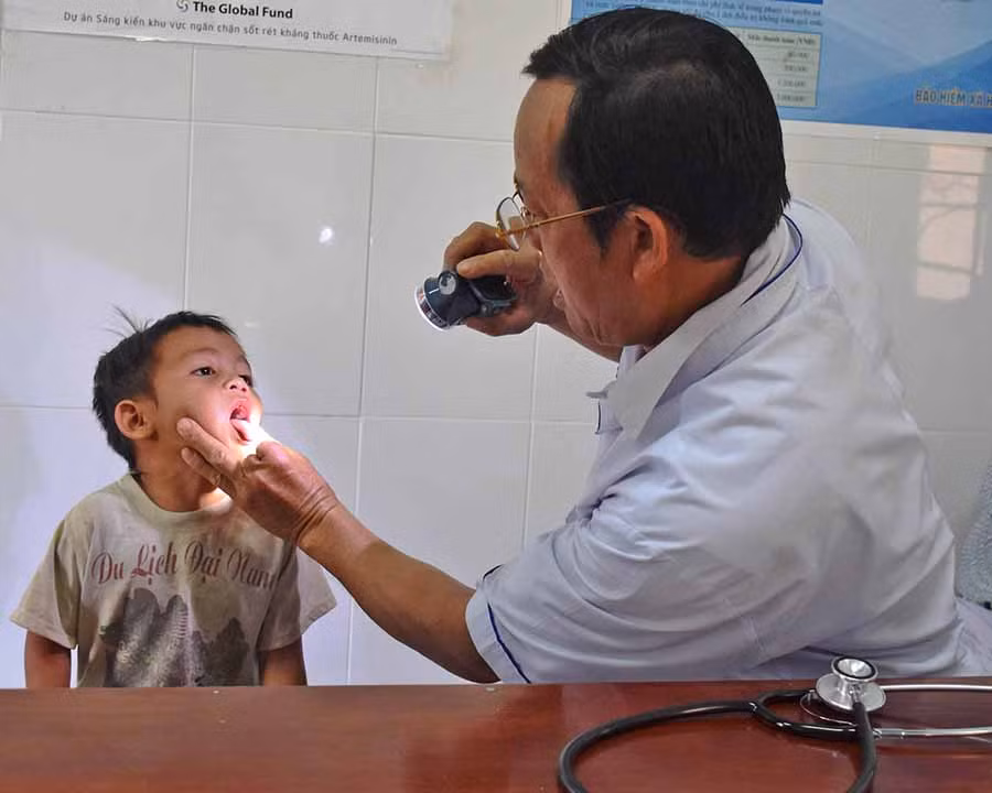  Bác sĩ Trạm Y tế xã Ia Boòng khám cho bệnh nhi. Ảnh: T.D
