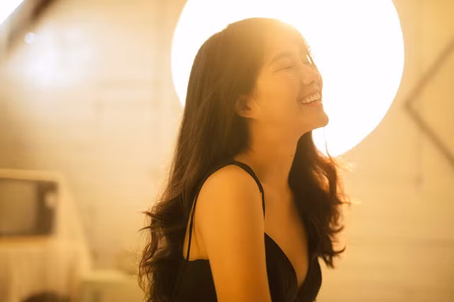 Nguyễn Hoàng Kiều Trinh là diễn viên trẻ, đi lên từ hiện tượng mạng xã hội. Cô có một số vai diễn đáng chú ý trong phim 