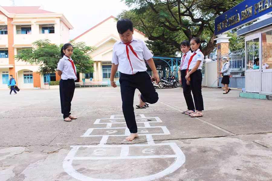  Học sinh Trường Tiểu học Chu Văn An (TP. Pleiku) hào hứng với trò chơi cò bạch. Ảnh: T.B