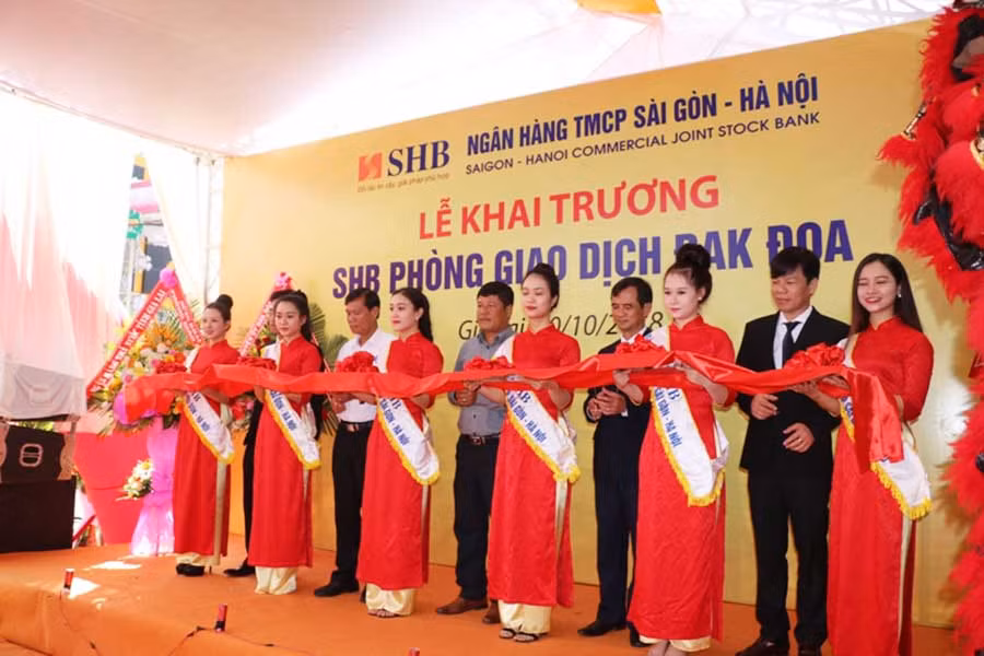  Cắt băng khai trương Phòng Giao dịch Đak Đoa. Ảnh: H.T