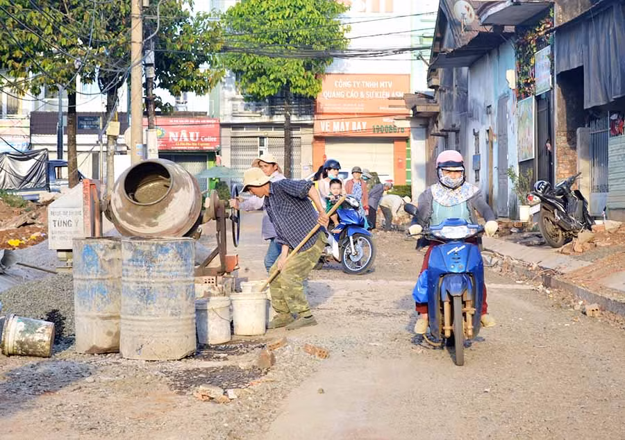  Công nhân đang thi công tại công trình nâng cấp đường Phan Đăng Lưu (phường Thống Nhất, TP. Pleiku). Ảnh: Hải Lê