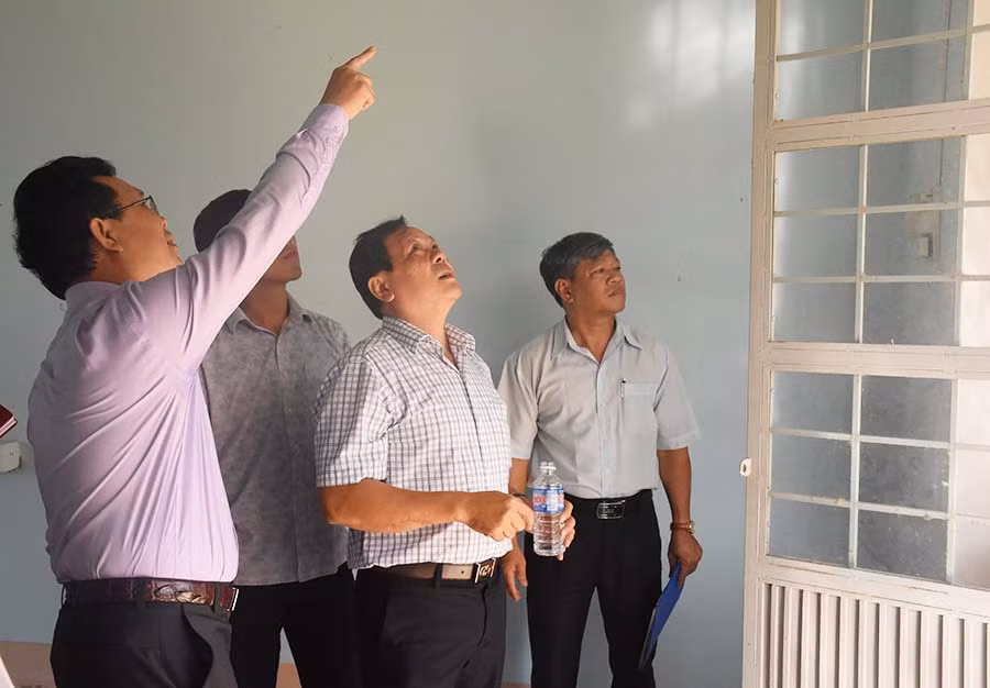  Đoàn giám sát HĐND tỉnh kiểm tra công trình Trung tâm Bồi dưỡng Chính trị thị xã Ayun Pa. Ảnh: N.S