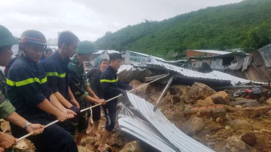 Kéo mái nhà bị sập hoàn toàn