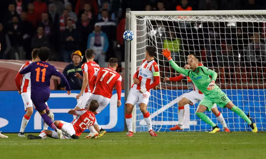 Salah sút bóng bật cột trong ngày Liverpool gục ngã tại Belgrade