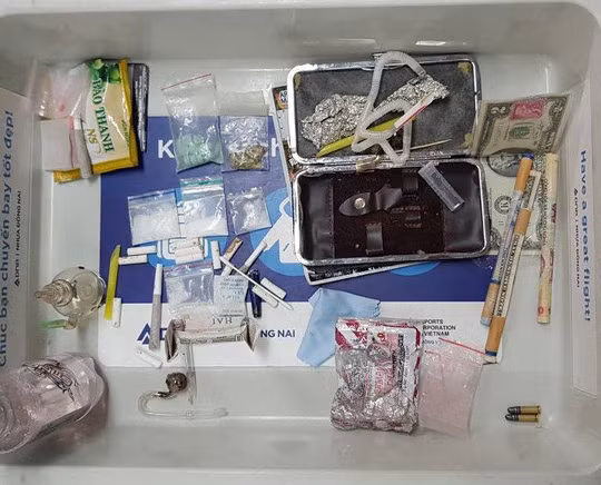 Dụng cụ sử dụng và các gói bột nghi ma túy được An ninh hàng không Sân bay Cam Ranh phát hiện