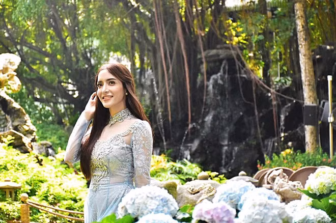 Nữ diễn viên Savika Chaiyadej, thường gọi là Pinky Savika, vừa đến Việt Nam trong vài ngày qua. Nhân dịp này, cô diện áo dài Việt Nam thực hiện một bộ ảnh và đăng trên trang Instagram cá nhân.