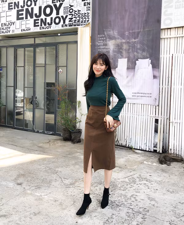 Đã có một thời, chân váy bút chì gần như là 'vật bất ly thân' của các nàng công sở. Tuy nhiên sự lên ngôi của các mẫu váy phá cách đã khiến thiết kế này bị 'xa lánh'.