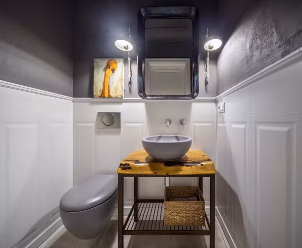 Phòng tắm dành cho khách sử dụng các bảng màu đơn sắc cùng những thiết bị truyền thống, độc đáo. Phòng tắm dành cho khách sử dụng các bảng màu đơn sắc cùng những thiết bị truyền thống, độc đáo.