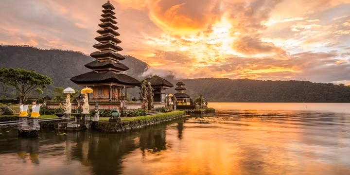 Indonesia. Tháng 7 - tháng 9 là mùa du lịch cao điểm, nên du khách đi vào dịp này sẽ tốn kém hơn so với mùa khác. Từ tháng 12 đến tháng 2 là mùa mưa ở Indonesia, nhưng chỉ là mưa rào nhẹ. Nếu đi du lịch vào thời điểm này sẽ khá tiết kiệm vì có nhiều gói du lịch rẻ. Indonesia. Tháng 7 - tháng 9 là mùa du lịch cao điểm, nên du khách đi vào dịp này sẽ tốn kém hơn so với mùa khác. Từ tháng 12 đến tháng 2 là mùa mưa ở Indonesia, nhưng chỉ là mưa rào nhẹ. Nếu đi du lịch vào thời điểm này sẽ khá tiết kiệm vì có nhiều gói du lịch rẻ.