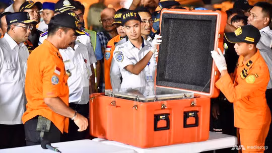 Một trong các hộp đen thu được từ máy bay của Lion Air. Ảnh: Channel News Asia