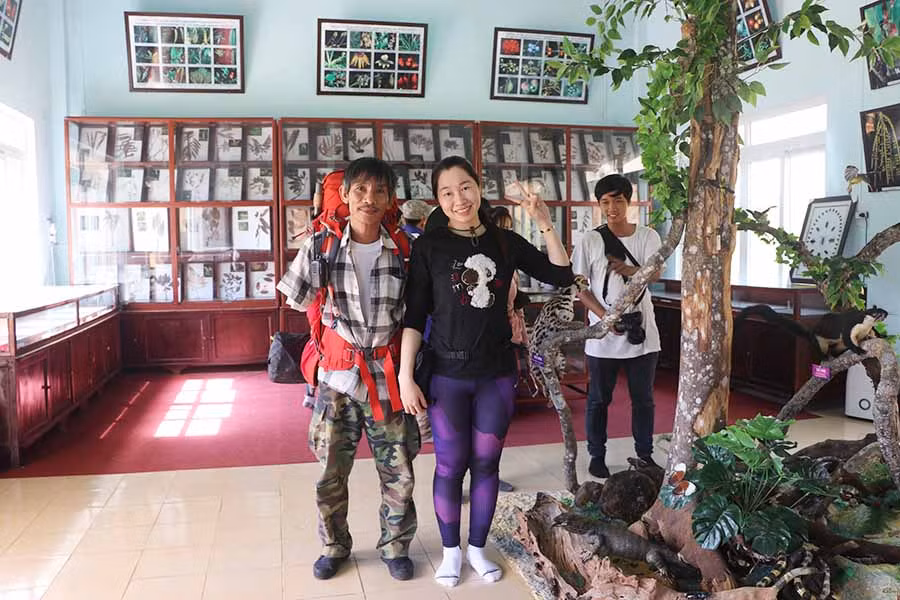  Khách du lịch thăm phòng trưng bày mẫu động-thực vật tại Khu bảo tồn Thiên nhiên Kon Chư Răng. Ảnh: N.M