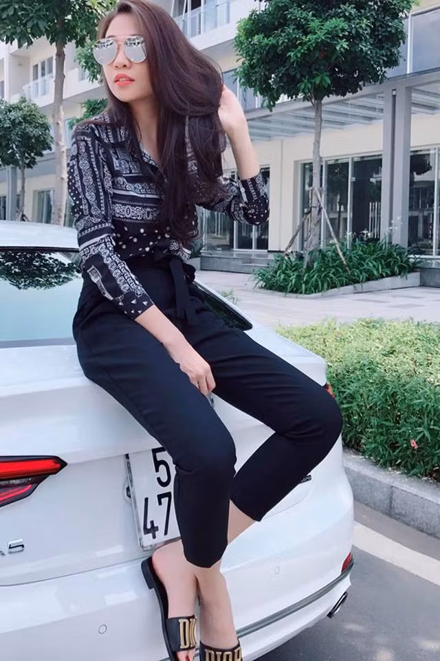 ... hay tạo dáng bên xe sang.