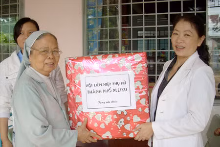 Bà Lê Thị Toan-Chủ tịch Hội LHPN TP. Pleiku tặng quà cho nhà trẻ mồ côi Sao Mai. Ảnh: L.H Bà Lê Thị Toan-Chủ tịch Hội LHPN TP. Pleiku tặng quà cho nhà trẻ mồ côi Sao Mai. Ảnh: L.H